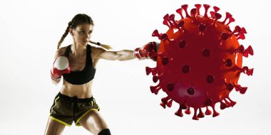 Profesyonel sporcu kadın tekmeliyor, Coronavirus modelini yumrukluyor - hastalıkla savaş, broşür