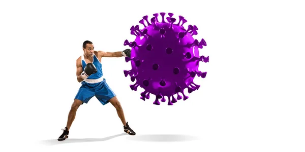 Deportista profesional pateando, golpeando modelo coronavirus - luchar contra la enfermedad, volante — Foto de Stock