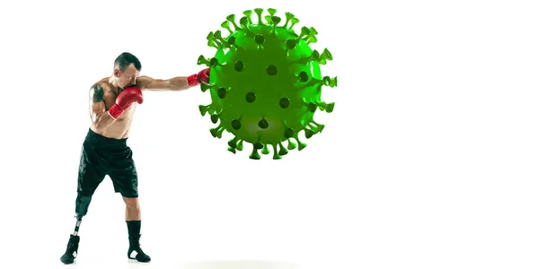 Profesyonel sporcu tekmeliyor, Coronavirus modelini yumrukluyor. Hastalıkla savaş, broşür. — Stok fotoğraf