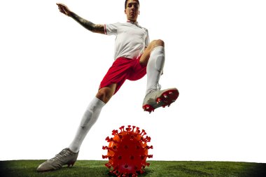 Futbol ya da futbolcu tekmeliyor, Coronavirus 'un yumruk mankeni - salgın konseptiyle dövüşüyor.