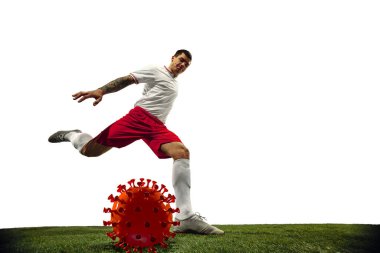 Futbol ya da futbolcu tekmeliyor, Coronavirus 'un yumruk mankeni - salgın konseptiyle dövüşüyor.