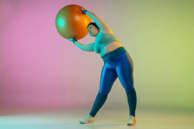 Genç Kafkasyalı artı boy kadın modeller gradyan mor arka plan eğitimi alıyorlar.