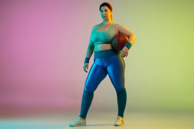 Genç Kafkasyalı artı boy kadın modeller gradyan mor arka plan eğitimi alıyorlar.