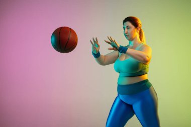 Genç Kafkasyalı artı boy kadın modeller gradyan mor arka plan eğitimi alıyorlar.