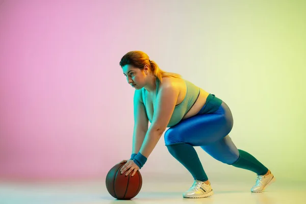 Jeune caucasien plus la taille des modèles féminins formation sur dégradé violet fond vert — Photo