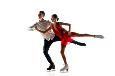 İkili artistik patinaj, telif alanı olan beyaz stüdyo arka planında izole edildi