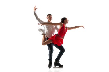 İkili artistik patinaj, telif alanı olan beyaz stüdyo arka planında izole edildi