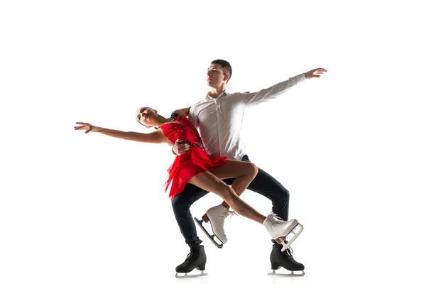 Patinaje artístico dúo aislado sobre fondo blanco estudio con copyspace — Foto de Stock