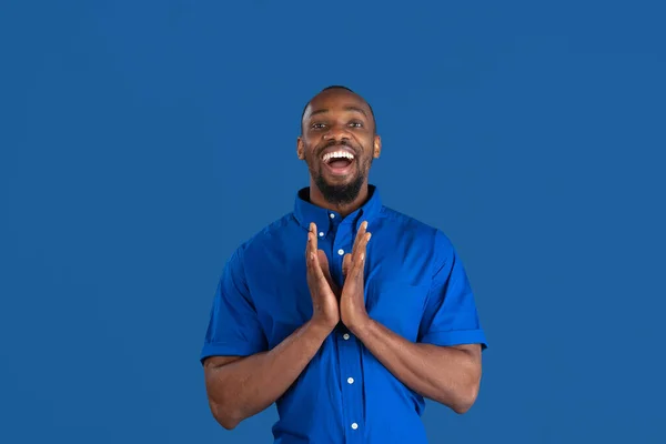 Μονόχρωμο πορτρέτο του νεαρού αφροαμερικανού άνδρα στο φόντο του μπλε στούντιο — Φωτογραφία Αρχείου