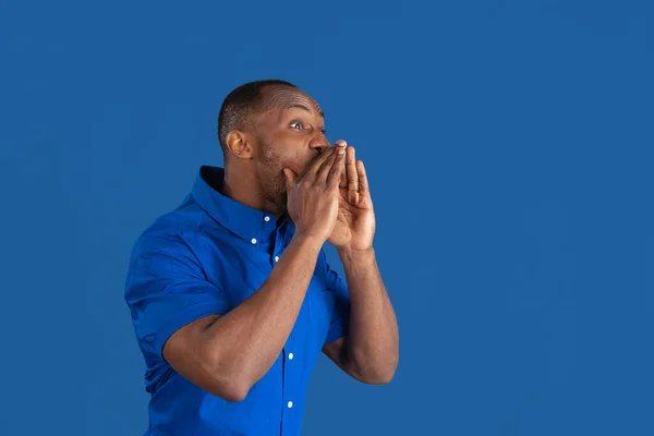 Retrato monocromático del joven afroamericano sobre fondo azul del estudio — Foto de Stock