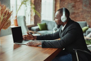 Koronavirüs COVID-19 'un karantinaya alındığı sırada evde çalışan iş adamı veya öğrenci.