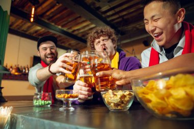 Sporseverler barda, barda tezahürat yapıyor ve şampiyonluk maçı devam ederken bira içiyorlar.