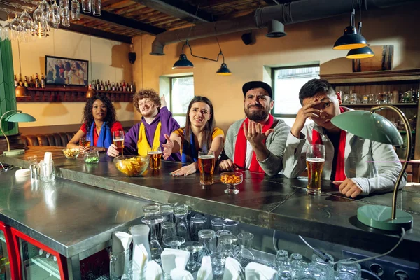 Les fans de sport applaudissent au bar, pub et boire de la bière pendant le championnat, la compétition va — Photo