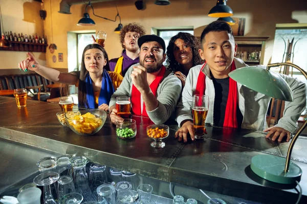 Sport fans juichen in de bar, pub en het drinken van bier, terwijl het kampioenschap, de concurrentie gaat — Stockfoto