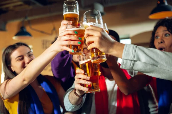 Спортивные болельщики аплодируют в баре, пабе и пьют пиво во время чемпионата, соревнования идут — стоковое фото