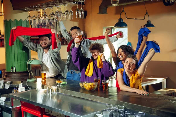 Les fans de sport applaudissent au bar, pub et boire de la bière pendant le championnat, la compétition va — Photo