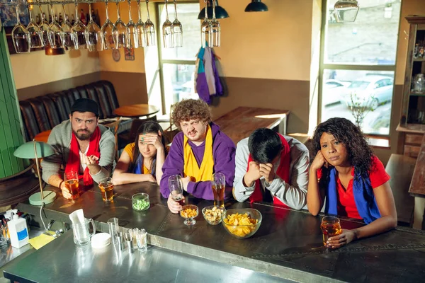 Los aficionados al deporte animando en el bar, pub y beber cerveza mientras que el campeonato, la competencia va — Foto de Stock