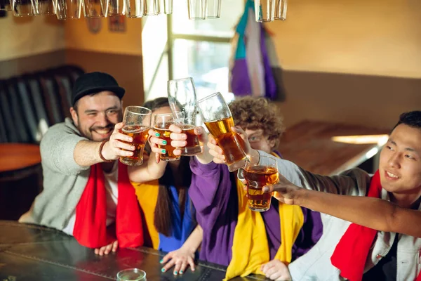 Les fans de sport applaudissent au bar, pub et boire de la bière pendant le championnat, la compétition va — Photo