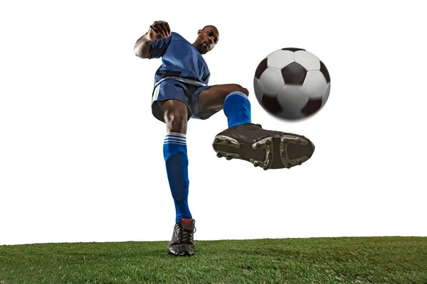 Jugador de fútbol o fútbol sobre fondo blanco: movimiento, acción, concepto de actividad, gran angular —  Fotos de Stock