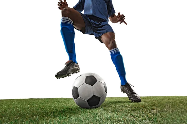Jugador de fútbol o fútbol sobre fondo blanco: movimiento, acción, concepto de actividad, gran angular —  Fotos de Stock