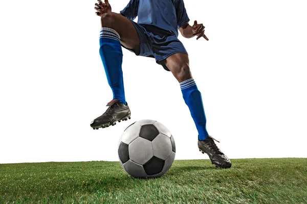 Giocatore di calcio o di calcio su sfondo bianco movimento, azione, concetto di attività, grandangolo — Foto Stock