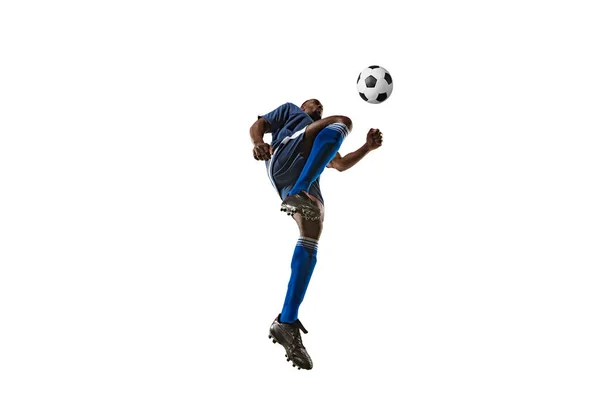 Giocatore di calcio o di calcio su sfondo bianco movimento, azione, concetto di attività, grandangolo — Foto Stock