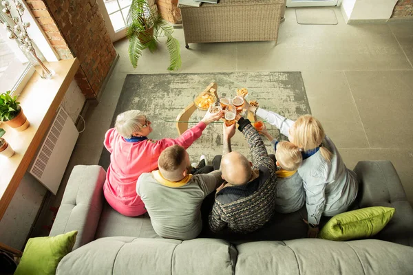Ενθουσιασμένη οικογένεια βλέποντας ποδόσφαιρο, αθλητικός αγώνας στο σπίτι, top view — Φωτογραφία Αρχείου