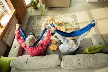 Heyecanlı bir aile futbol maçı, evde spor maçı, büyükanne ve kız.