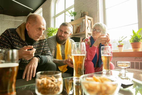 Excited family watching football, sport match at home — Stock Photo, Image