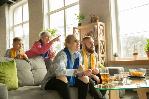 Spannend familie kijken voetbal, sport wedstrijd thuis, top view — Stockfoto