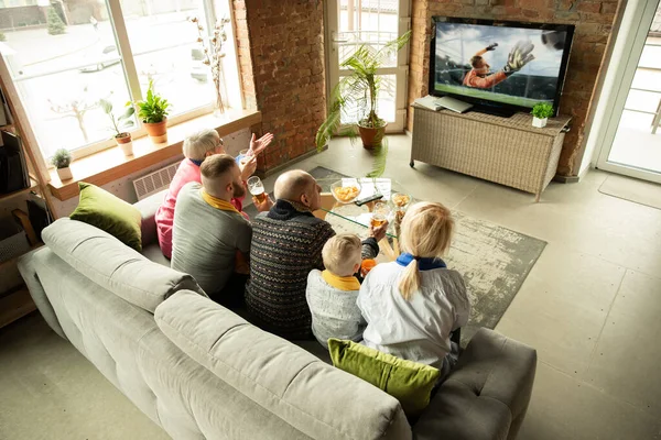 Podekscytowana rodzina ogląda piłkę nożną, mecz sportowy w domu — Zdjęcie stockowe