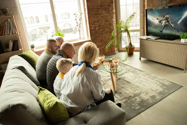Podekscytowana rodzina ogląda rugby, mecz sportowy w domu — Zdjęcie stockowe