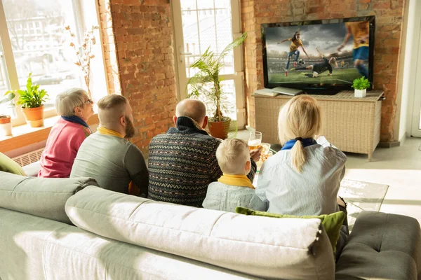 Spännande familj tittar på kvinnlig fotboll, sport match hemma — Stockfoto