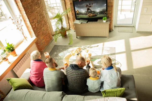 Podekscytowana rodzina ogląda amerykański futbol, mecz sportowy w domu — Zdjęcie stockowe