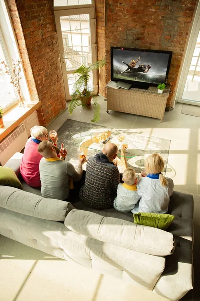 Spännande familj tittar på amerikansk fotboll, sport match hemma — Stockfoto