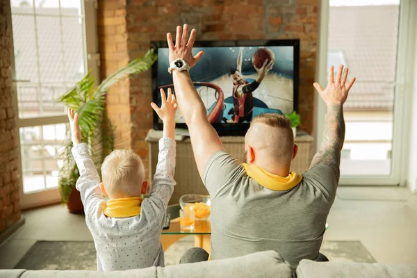 Vzrušená rodina sleduje basketbal, sportovní utkání doma, otec a syn — Stock fotografie