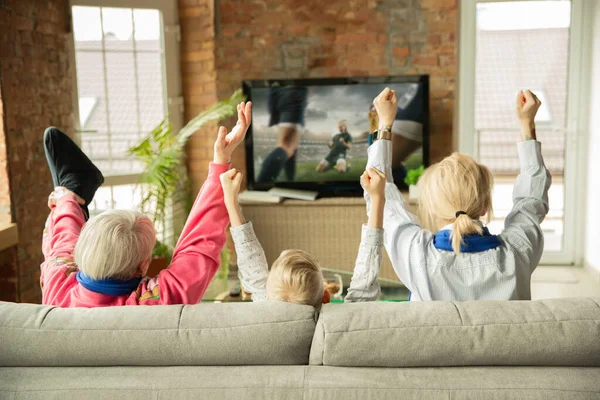 Familia emocionada viendo fútbol, deporte partido en casa, abuela, madre e hijo —  Fotos de Stock