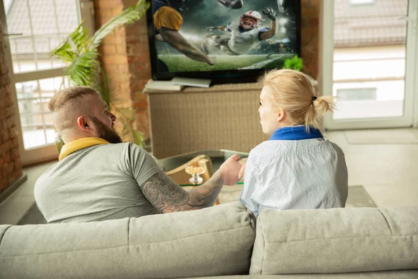Spännande familj tittar på amerikansk fotboll, sport match hemma, vackra par — Stockfoto