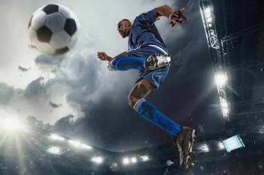 Futbol ya da futbolcu el fenerleriyle stadyumda maç yapıyor, topa vuruyor gol için, geniş açı