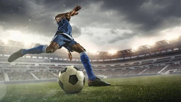 Fútbol o jugador de fútbol en acción en el estadio con linternas, patear la pelota para ganar gol, gran angular —  Fotos de Stock