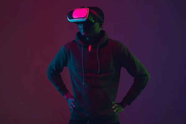 Afrikanisch-amerikanisches Männerporträt in VR-Headset isoliert auf Gradienten-Studiohintergrund in Neonlicht — Stockfoto