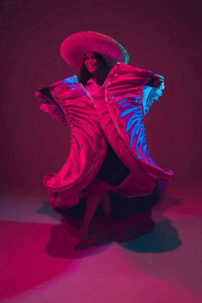 Fabuloso Cinco de Mayo dançarina feminina no fundo do estúdio roxo em luz de néon — Fotografia de Stock