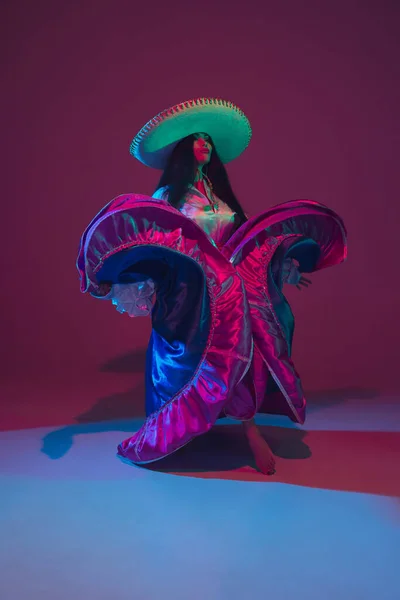 Fabuloso Cinco de Mayo dançarina feminina no fundo do estúdio roxo em luz de néon — Fotografia de Stock