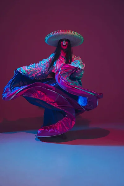 Efsanevi Cinco de Mayo kadın dansçısı Mor stüdyo arka planında neon ışıklı — Stok fotoğraf