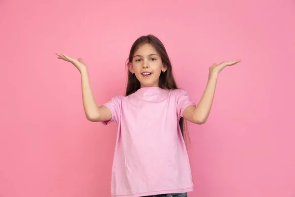 Vit liten flicka porträtt isolerad på rosa studio bakgrund, känslor koncept — Stockfoto