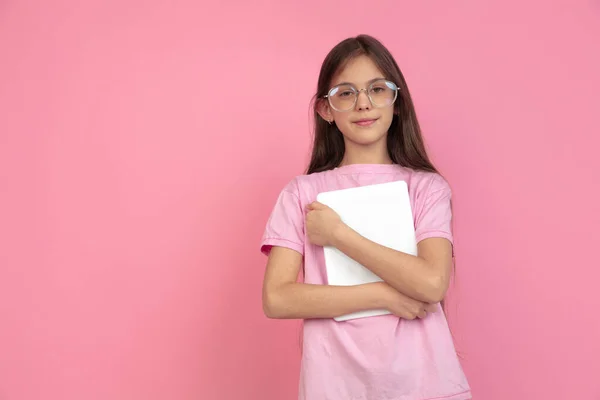 Pembe stüdyo arka planında izole edilmiş beyaz kız portresi, duygu konsepti. — Stok fotoğraf