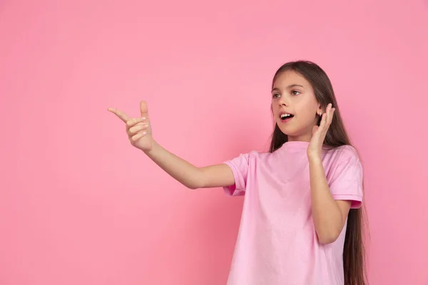 Vit liten flicka porträtt isolerad på rosa studio bakgrund, känslor koncept — Stockfoto