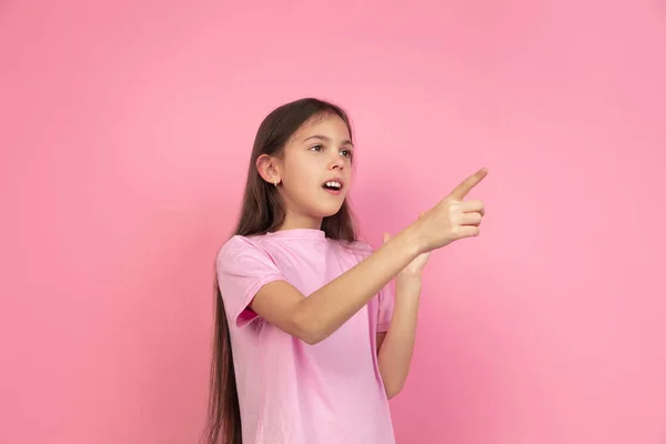 Καυκάσιος κοριτσάκι πορτρέτο απομονώνονται σε ροζ φόντο στούντιο, έννοια συναισθήματα — Φωτογραφία Αρχείου