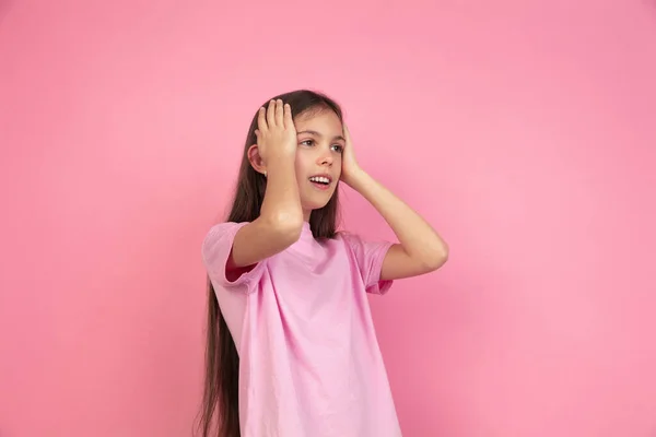 Caucásico niña retrato aislado en rosa fondo del estudio, concepto de emociones — Foto de Stock
