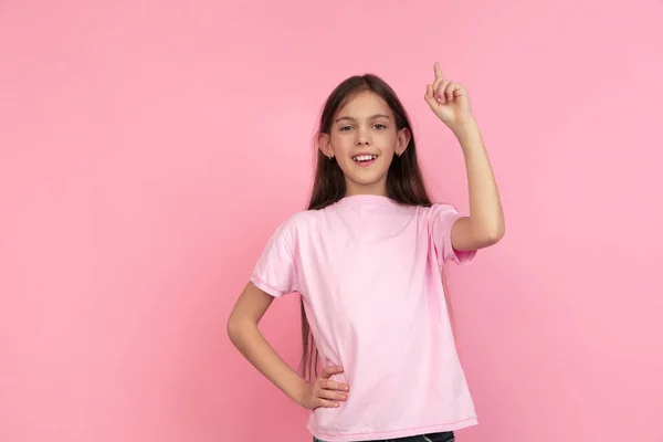 Blank meisje portret geïsoleerd op roze studio achtergrond, emoties concept — Stockfoto